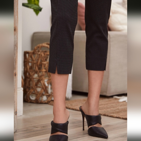 NWT Laura Dot Print Pull On Capris - Picture 4 of 4